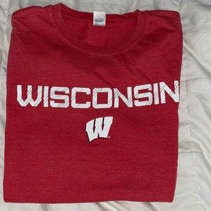 BOYS WISCONSIN BADGERS T-SHIRT SIZE LARGE VEUC HIGH END BOUTIQUE